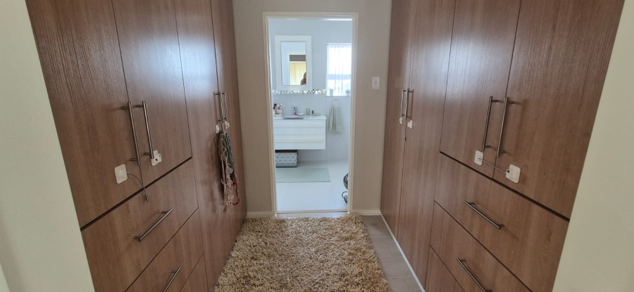 5 Bedroom Property for Sale in Hartenbos Central Western Cape